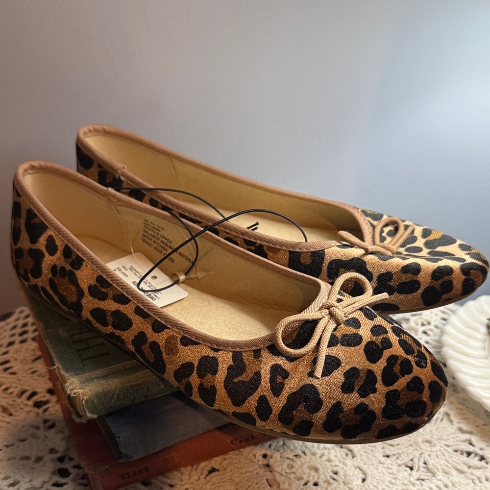 NWT Leopard Print Bow Flats Size 5